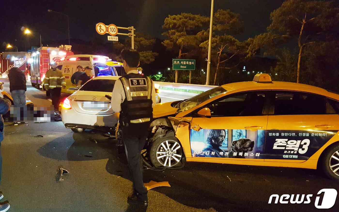 6일 오전 3시 52분쯤 인천시 계양구 하야동의 인천국제공항고속도로 개화터널 입구 100m전 지점에서 승용차 3중 추돌사고가 발생했다.소방 및 경찰이 사고 현장을 수습하고 있다.(인천소방본부제공)2019.5.6/뉴스1 © News1 정진욱 기자