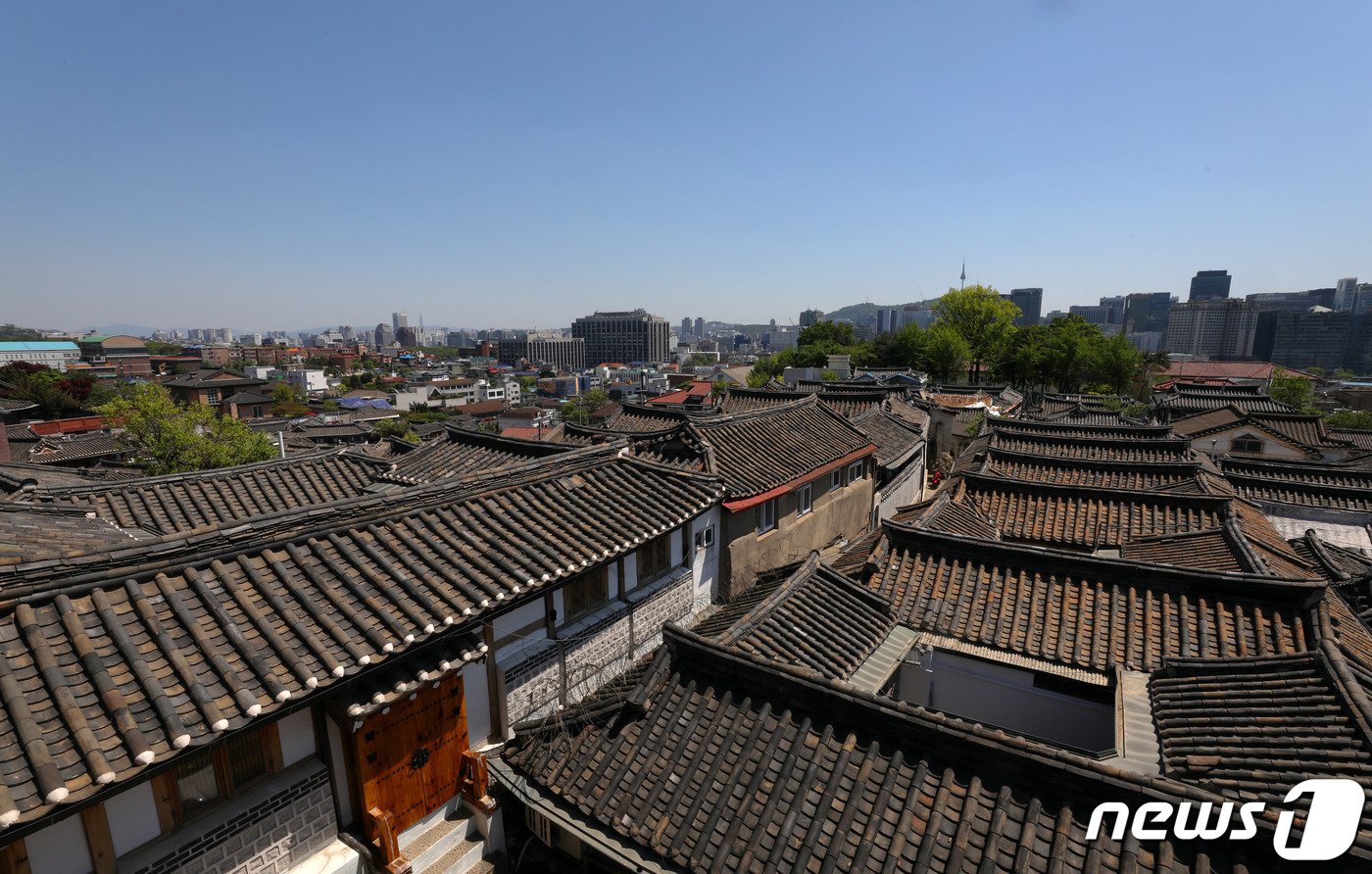 본문 이미지 - 24절기중 7번째 절기로 여름이 시작되었음을 알리는 &#39;입하&#40;立夏&#41;&#39;인 6일 서울 종로구 북촌전망대에서 바라본 하늘이 미세먼지 없이 맑고 청명한 모습을 보이고 있다. 2019.5.6/뉴스1 ⓒ News1 박세연 기자