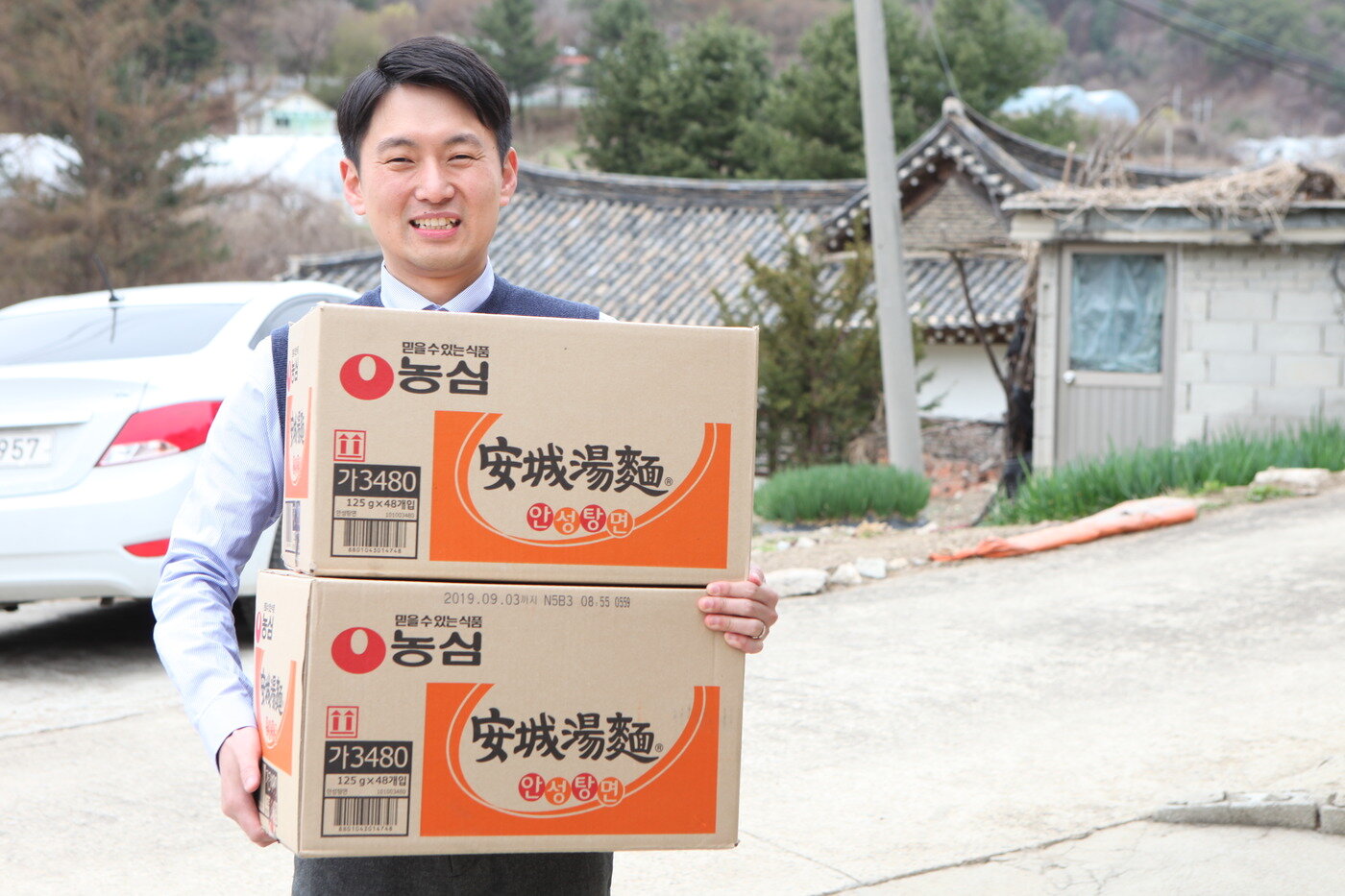 본문 이미지 - 박병구 할아버지에게 라면을 전달하는 농심 직원 ⓒ 뉴스1