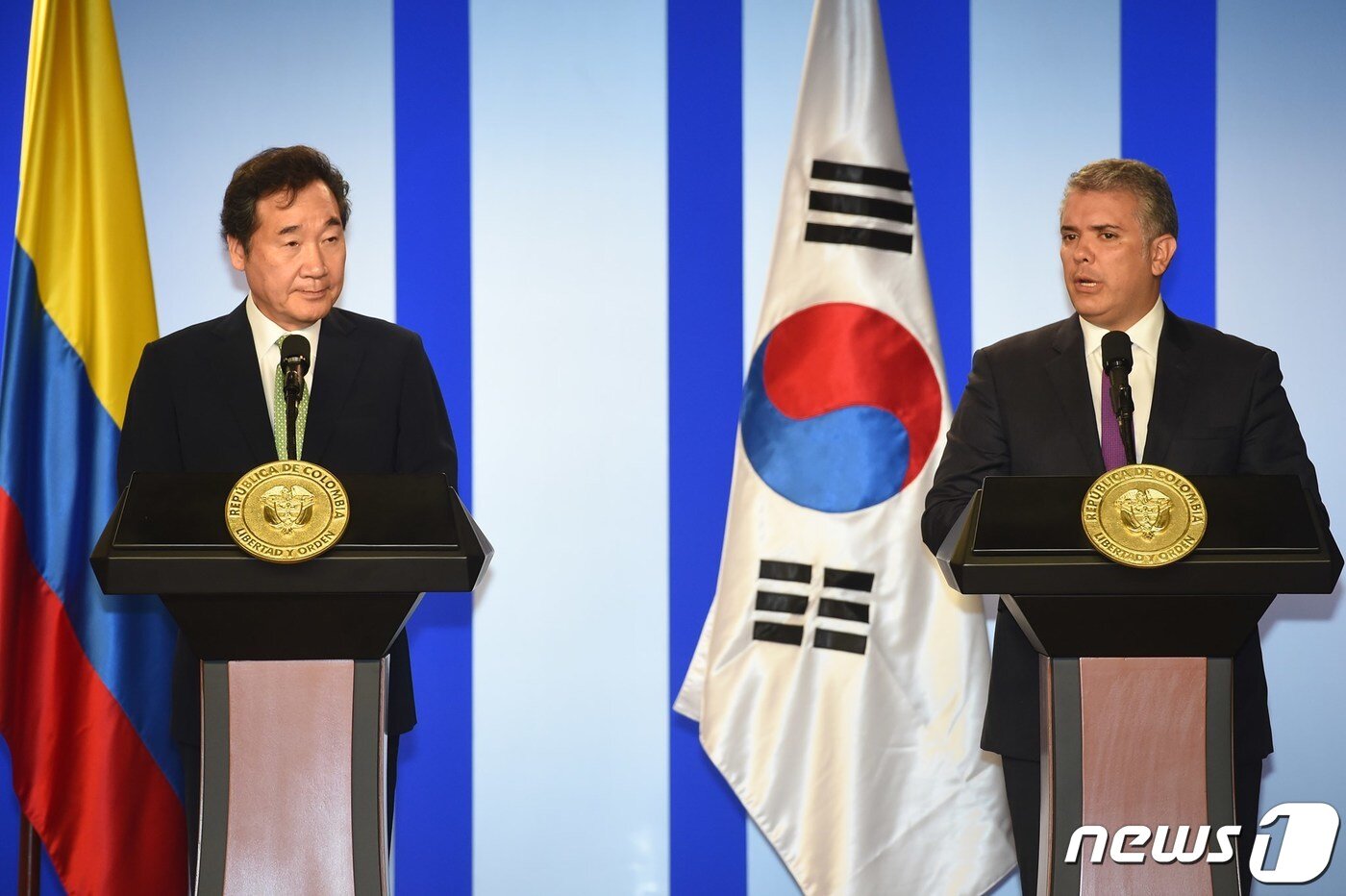 본문 이미지 - 콜롬비아를 공식방문 중인 이낙연 국무총리가 6일(현지시간) 이반 두께 마르께스 대통령과 회담 후 공동기자회견을 하고 있다. (이낙연 총리 페이스북) 2019.5.7/뉴스1