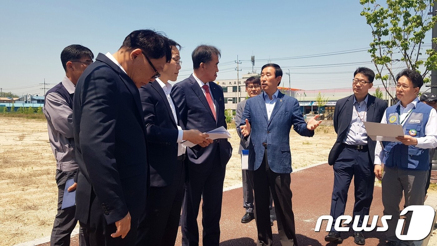 본문 이미지 - 2019년 5월7일 지금은 고인이 된 장병우 현대엘리베이터 대표가 충주 5산단을 찾아 조길형 충주시장과 대화하고 있다.(자료사진)ⓒ 뉴스1
