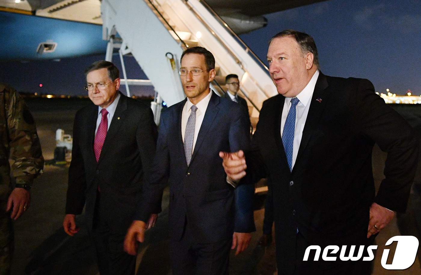 (바그다드 AFP=뉴스1) 우동명 기자 = 마이크 폼페이오 미국 국무장관이 7일(현지시간) 독일 방문을 갑자기 취소하고 사전에 알리지 않은 채 이라크 바그다드 공항에 도착하고 있다 …