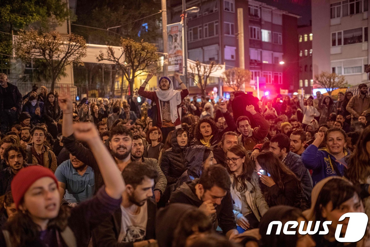 (이스탄불 AFP=뉴스1) 우동명 기자 = 7일(현지시간) 터키 이스탄불에서 야당이 승리한 이스탄불 광역시장 선거결과를 최고선거위원회가 무효로 하고 재선거를 결정하자 시민들이 거리 …