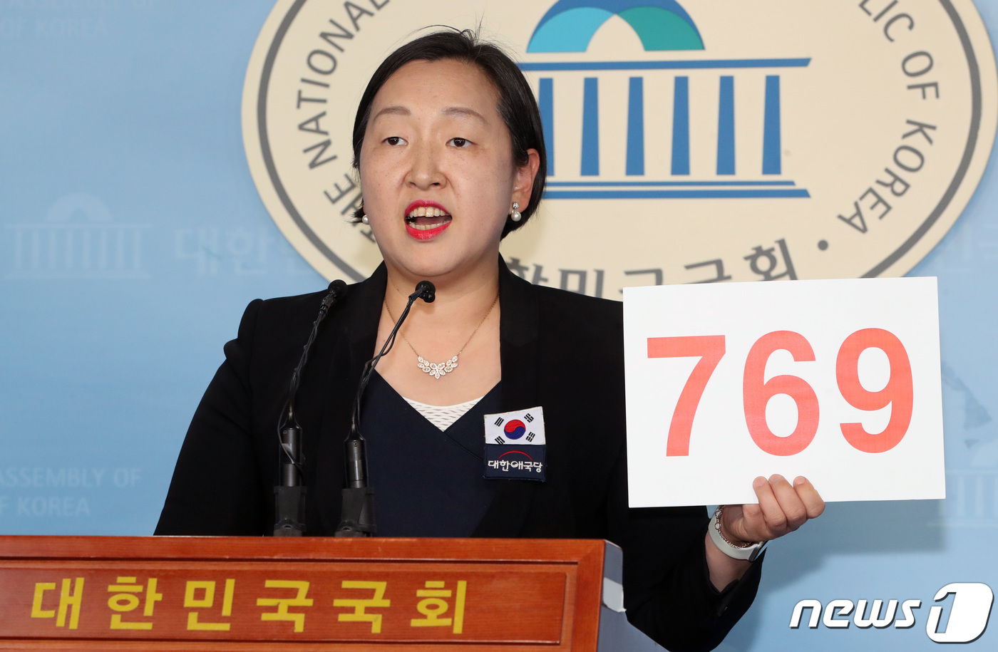 (서울=뉴스1) 이종덕 기자 = 인지연 대한애국당 대변인이 8일 서울 여의도 국회 정론관에서 논평을 하고 있다. 인지연 대변인은 이날 '박근혜 전 대통령의 구속기간이 이날로 769 …