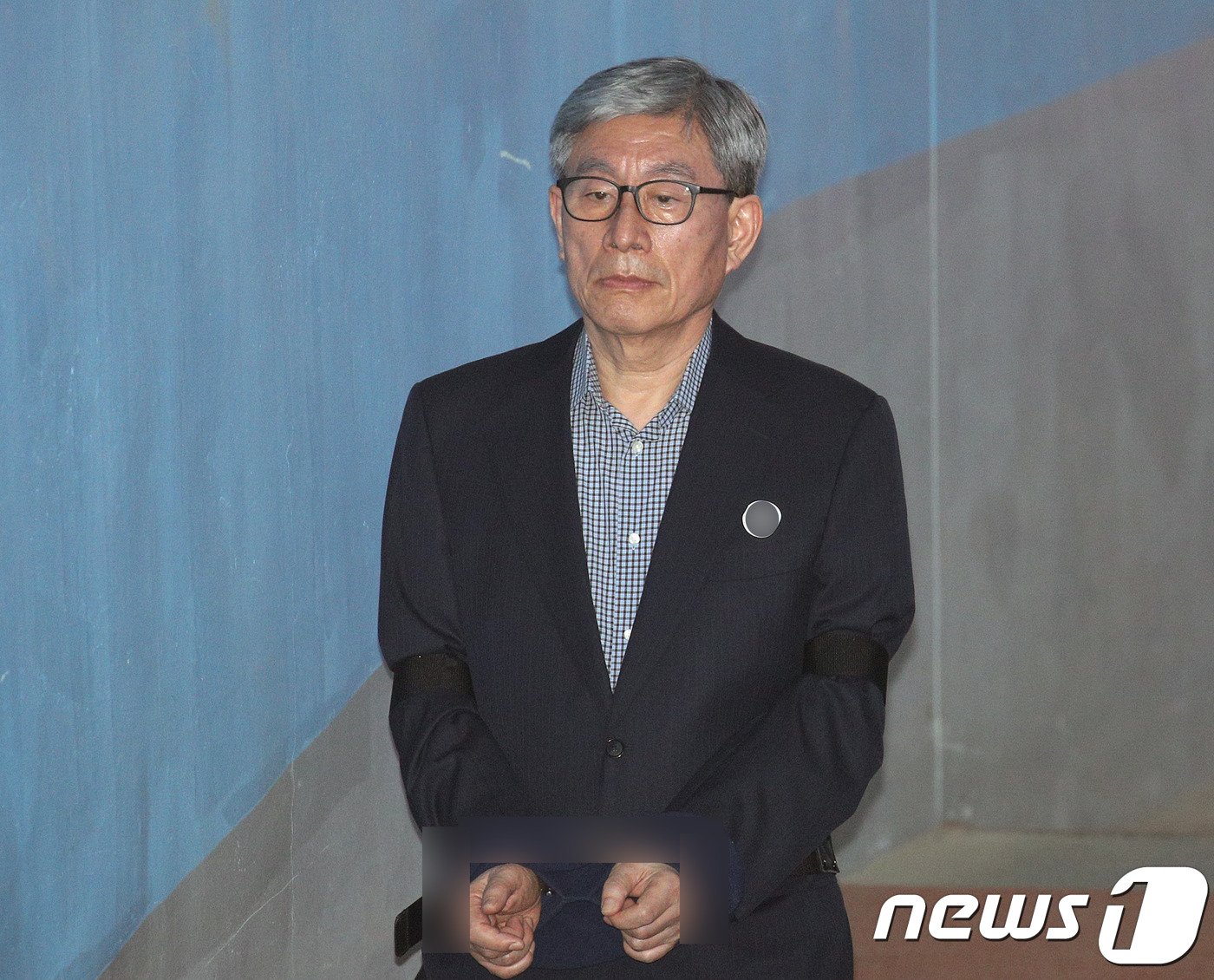 본문 이미지 - 박원순 서울시장 제압 문건 작성 등 민간인 불법 사찰 혐의를 받고 있는 원세훈 전 국정원장이 8일 오후 서울 서초구 서울중앙지방법원에서 열린 국가정보원법 위반 등 공판에 출석하고 있다. 2019.5.8/뉴스1 ⓒ News1 신웅수 기자