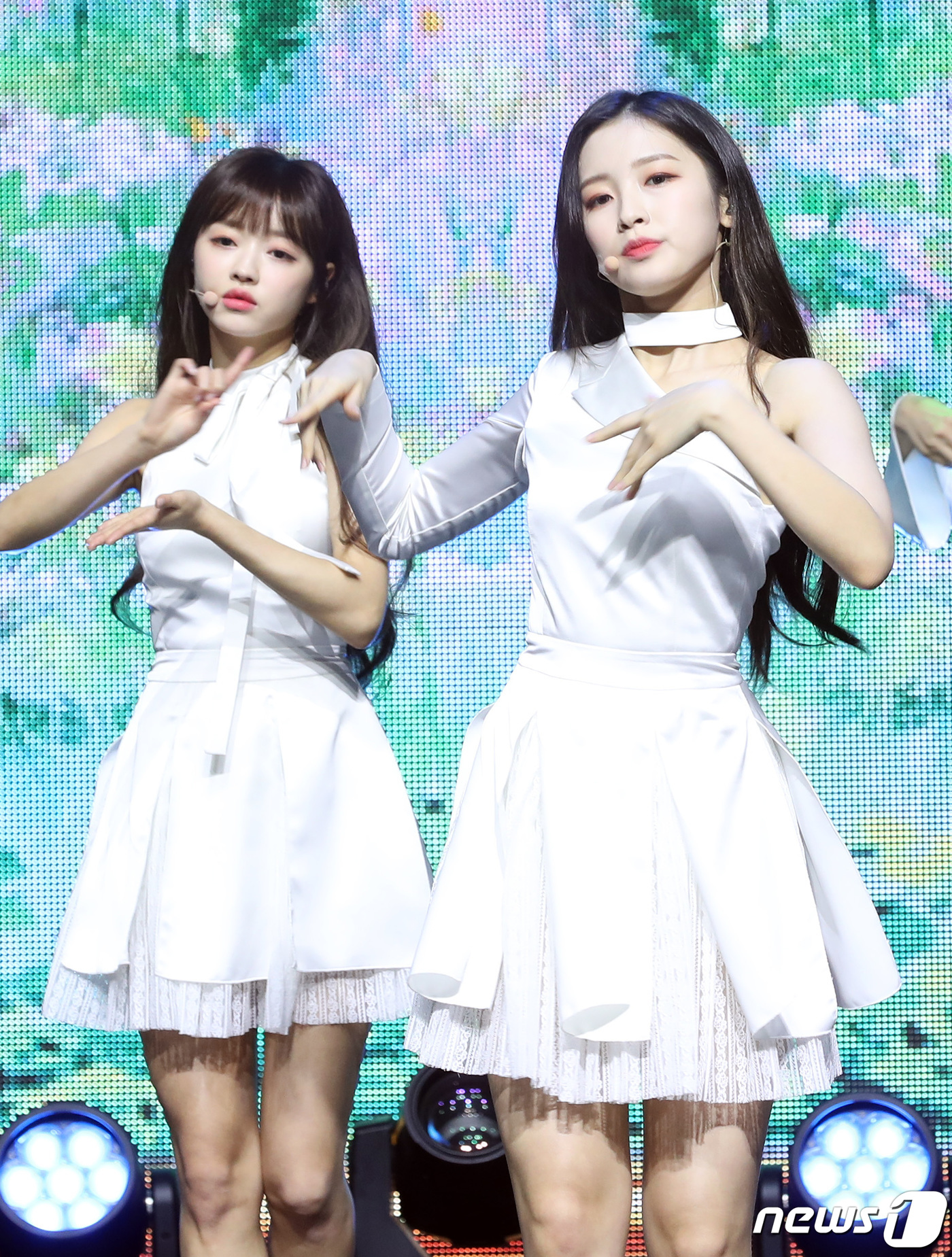 (서울=뉴스1) 권현진 기자 = 걸그룹 오마이걸 유아, 아린(오른쪽)이 8일 오후 서울 송파구 올림픽공원 K-아트홀에서 열린 첫 번째 정규앨범  '더 피프스 시즌(The Fifth …