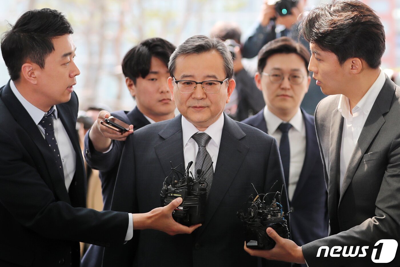 본문 이미지 - '별장 성접대 의혹사건' 정점에 있는 김학의 전 법무부 차관이 9일 오전 서울 송파구 서울동부지검에 피의자 신분으로 소환조사를 받기 위해 출석하고 있다. 2019.5.9/뉴스1 ⓒ News1 박세연 기자