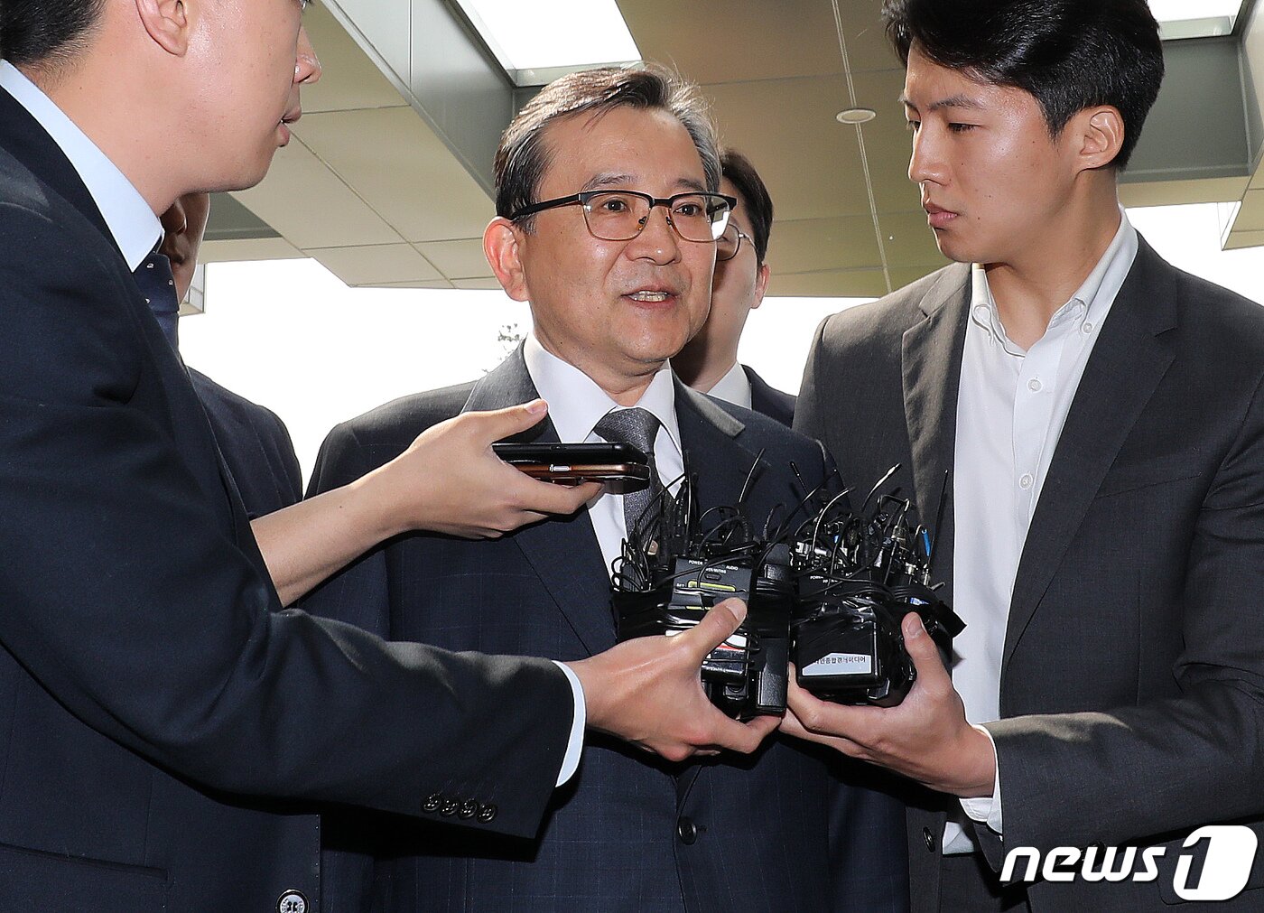 본문 이미지 - '별장 성접대와 뇌물 의혹사건' 정점에 있는 김학의 전 법무부 차관이 9일 오전 서울 송파구 서울동부지검에 피의자 신분으로 소환조사를 받기 위해 출석하고 있다. 2019.5.9/뉴스1 ⓒ News1 박세연 기자