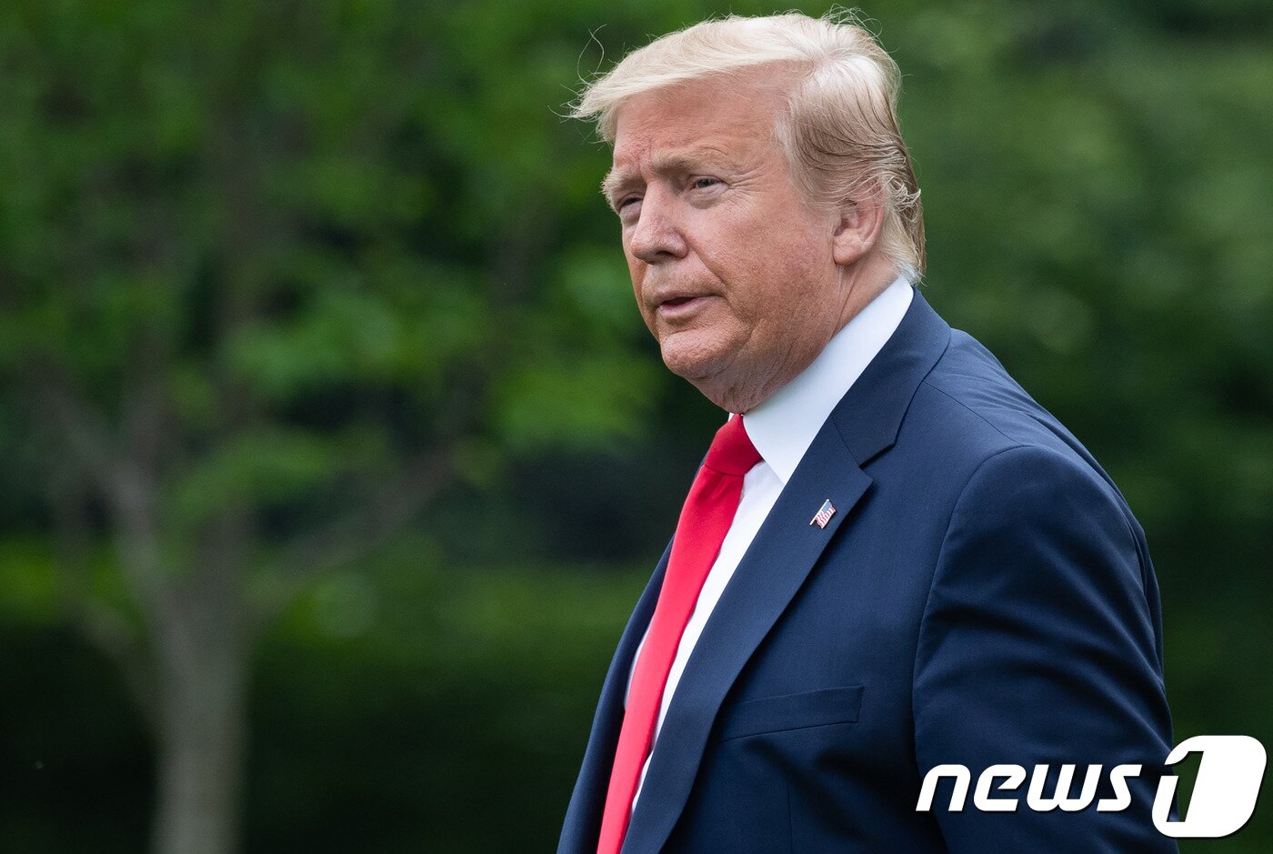본문 이미지 - 도널드 트럼프 미국 대통령이 8일(현지시간) 플로리다주 패너마시티비치에서 열리는 ‘미국을 다시 위대하게’ 집회에 참석하기 위해 워싱턴 백악관을 나서고 있다. ⓒ AFP=뉴스1 ⓒ News1 우동명 기자
