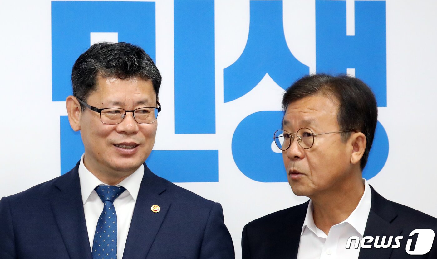 본문 이미지 - 김연철 통일부 장관(왼쪽)과 원혜영 더불어민주당 의원. 2019.5.9/뉴스1 ⓒ News1 김명섭 기자