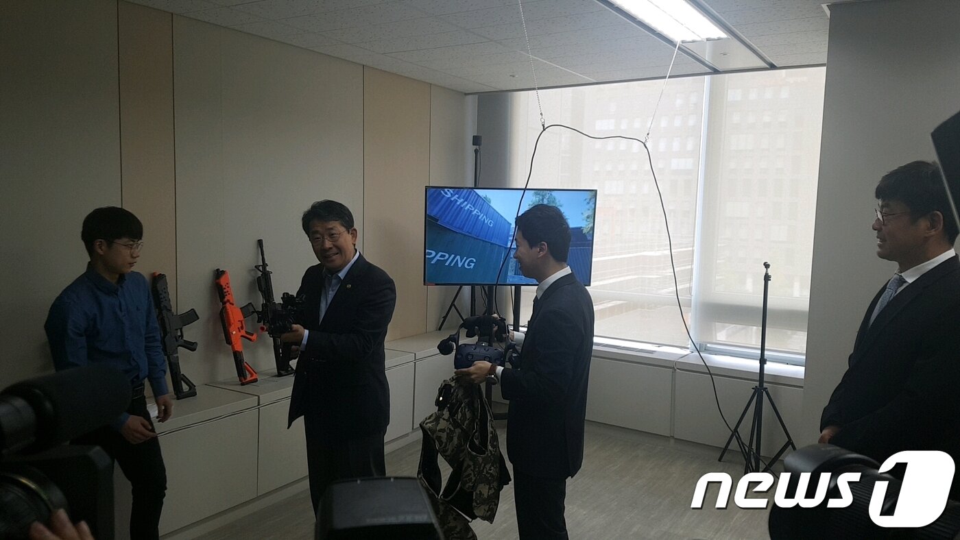 본문 이미지 - 9일 박양우 문체부 장관이 VR 게임업체 '리얼리티매직'이 개발한 '스페셜포스 VR'을 직접 즐기고 있다. ⓒ 뉴스1 박병진 기자