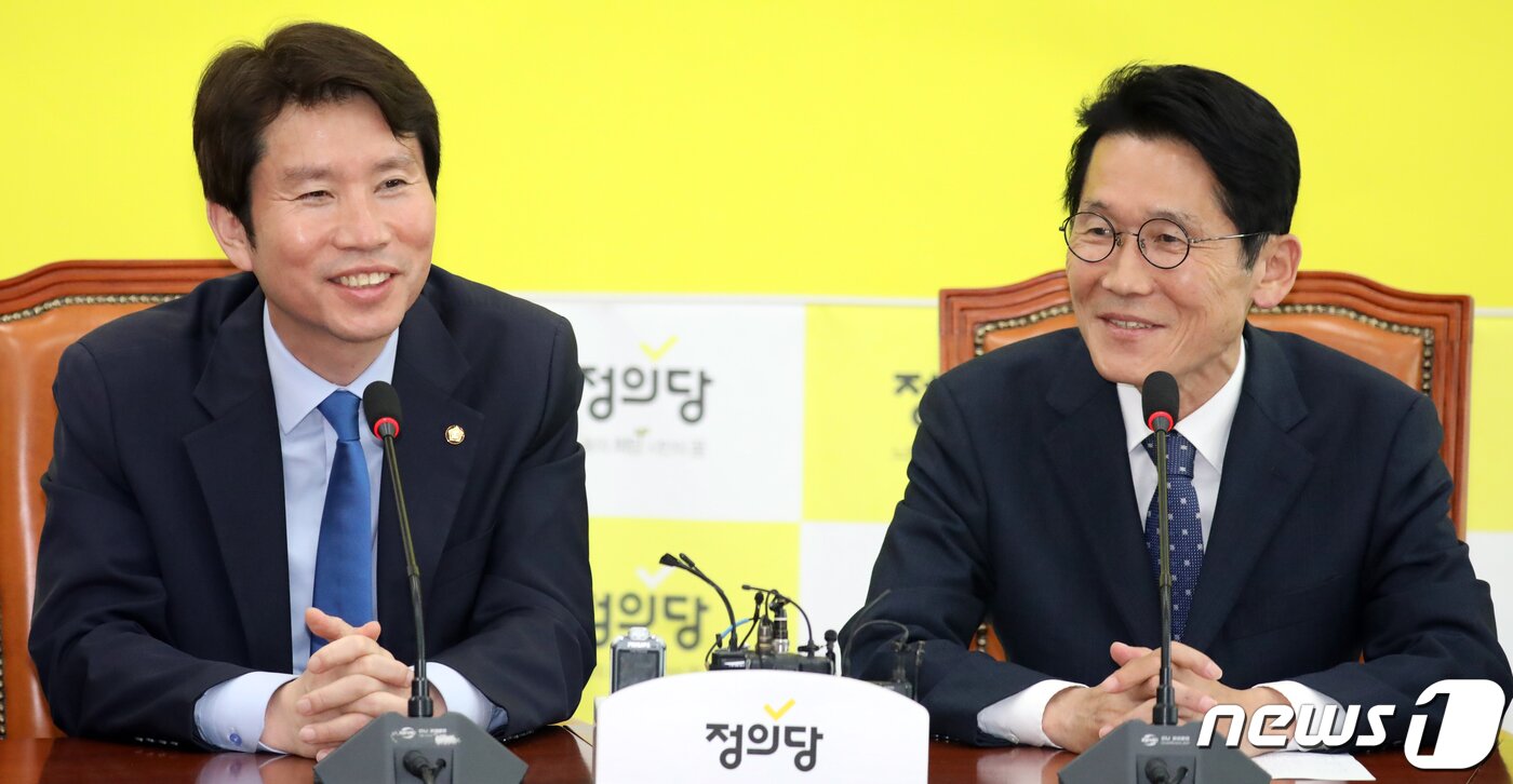 본문 이미지 - 이 원내대표(왼쪽)와 윤소하 정의당 원내대표. 2019.5.9/뉴스1 ⓒ News1 김명섭 기자
