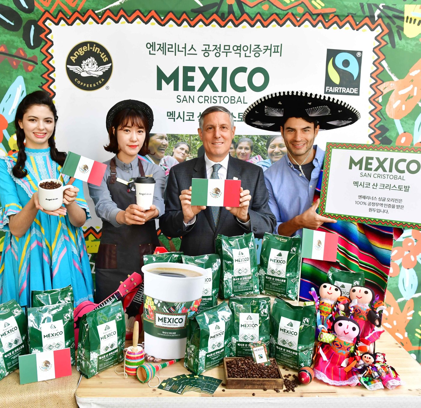 (서울=뉴스1) 김수경 에디터 = 9일 서울 중구 엔제리너스 명동 시티호텔점에서 모델들이 국내 커피 프랜차이즈 최초로 국제공정무역 인증 받은 싱글오리진 커피 '멕시코 산 크리스토발 …