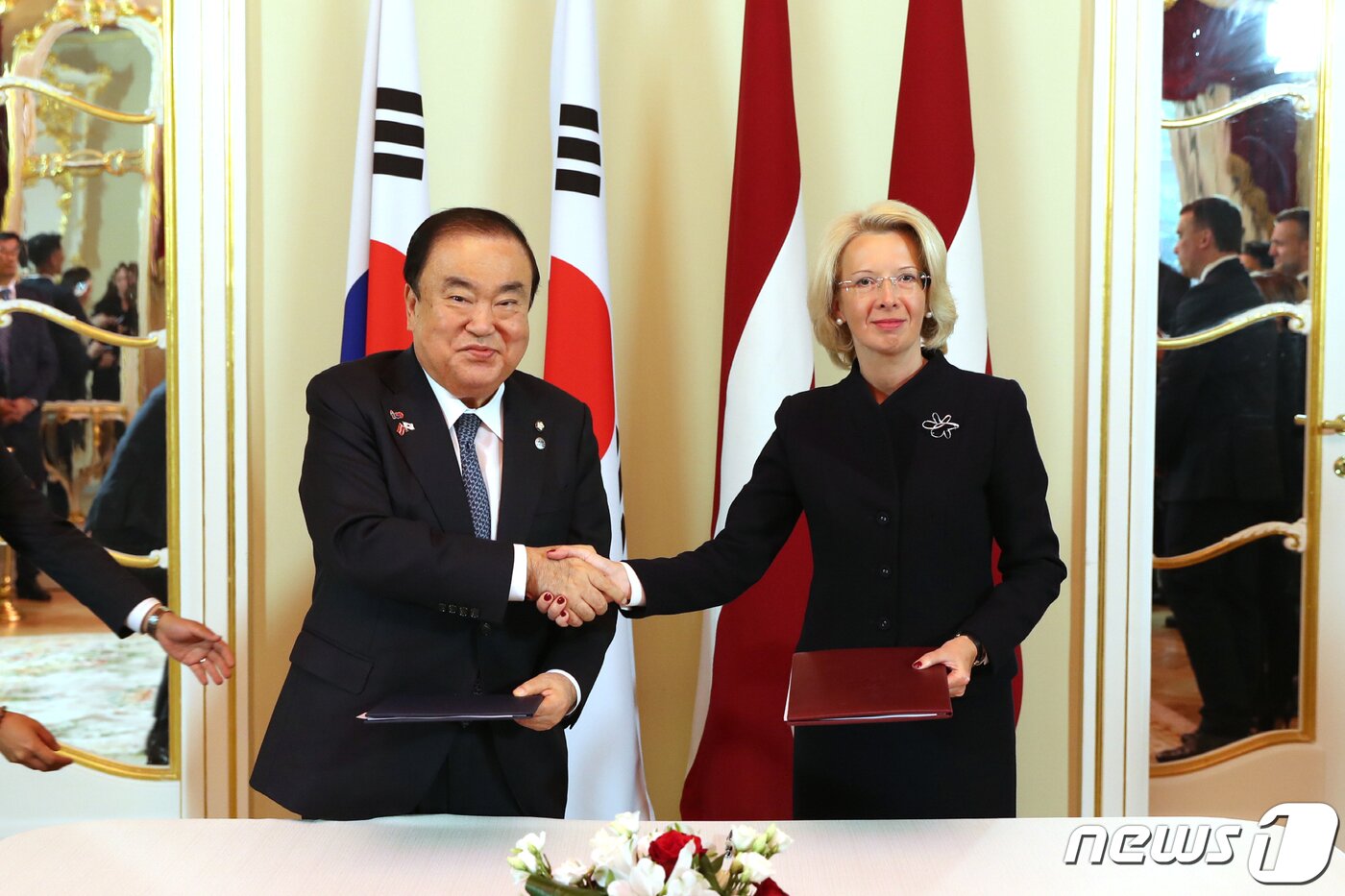 본문 이미지 - 문희상 국회의장이 31일(현지시간) 라트비아 의회에서 이나라 무르니에쩨 국회의장과 협약을 체결한 후 기념촬영을 하고 있다. (국회 제공) 2019.6.1뉴스1