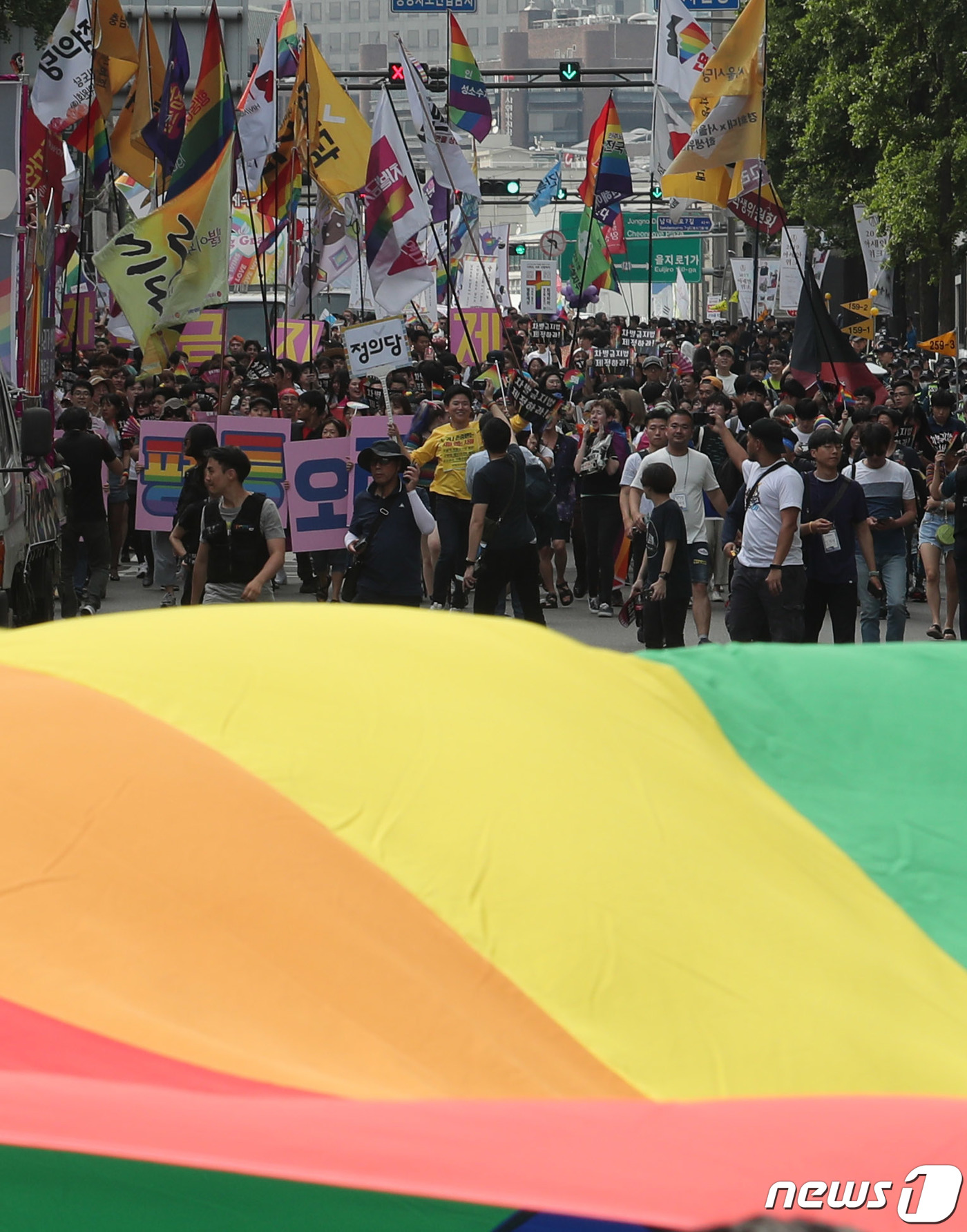 (서울=뉴스1) 이재명 기자 = 1일 오후 퀴어문화축제 참가자들이 서울 중구 서울광장을 출발해 도심을 한바퀴 도는 '퀴어 퍼레이드'를 하고 있다.'퀴어(queer)'는 성소수자를 …