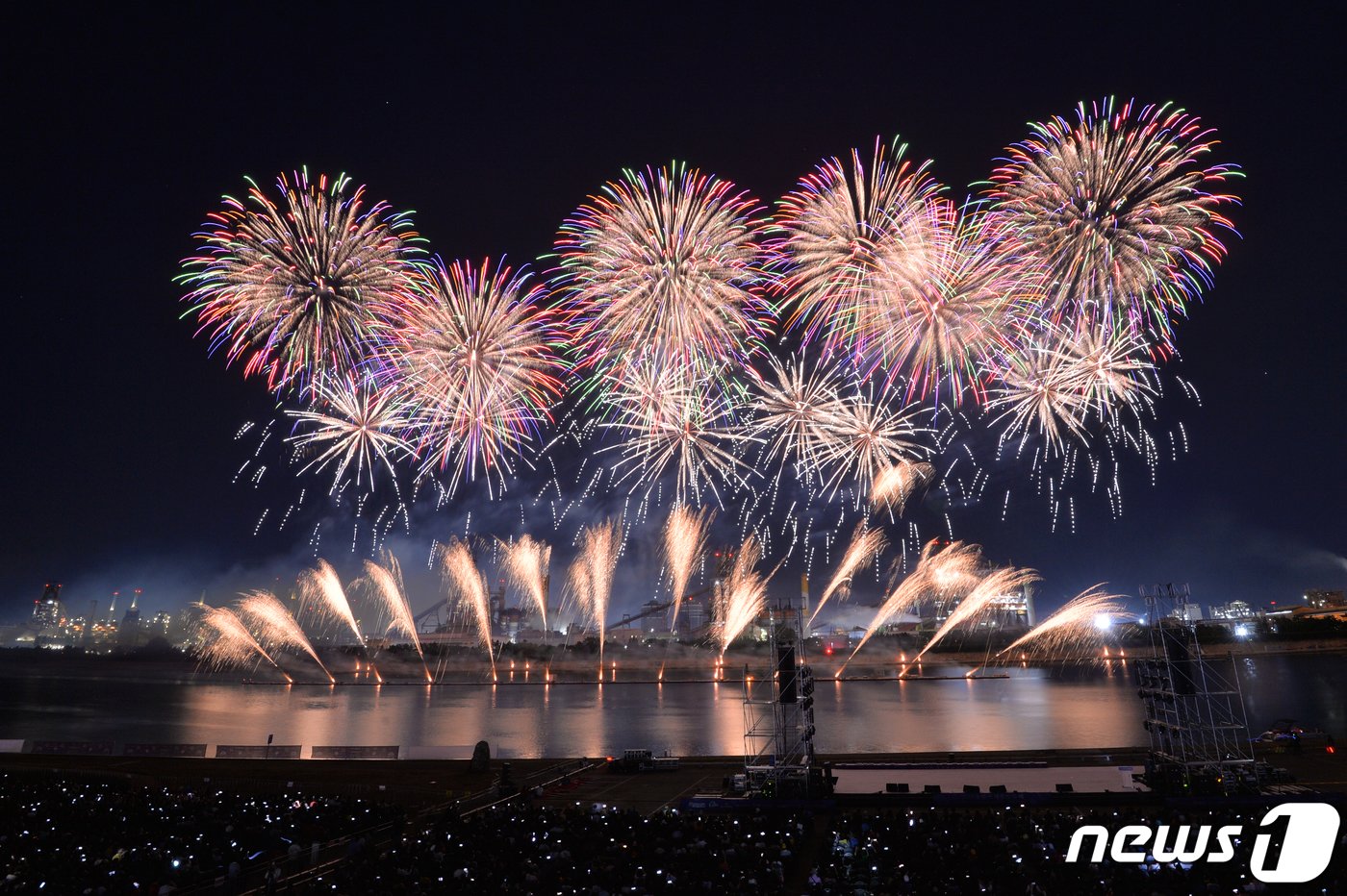 지난 2019년 6월1일 오후 경북 포항시 남구 형산강 체육공원에서 열린 2019포항국제불빛축제 메인행사가 화려하게 펼쳐지고 있다.  2019.6.1/뉴스1 ⓒ News1 최창호 기자