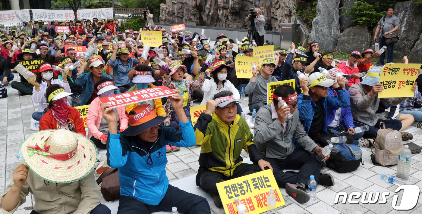 (세종=뉴스1) 장수영 기자 = 전국음식물사료축산연합회 회원들이 10일 정부세종청사 농림축산식품부와 환경부 앞에서 집회를 갖고 아프리카돼지열병과 관련 잔반 사료를 금지하는 정책을 …
