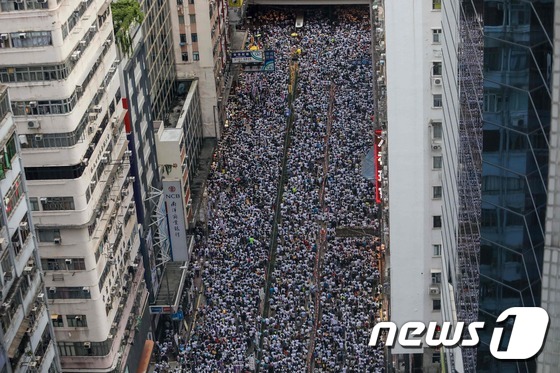 9일 (현지시간) 홍콩에서 중국과 범인 인도 협정 개정 반대하는 시민들이 대규모 시위를 벌이고 있다. 정치범도 범인 인도 대상에 포함될 것을 우려하는 시민들의 이날 시위에는 1997년 중국 반환 이후 최대 규모인 약 100만 명이 참여했다. © AFP=뉴스1 © News1 우동명 기자