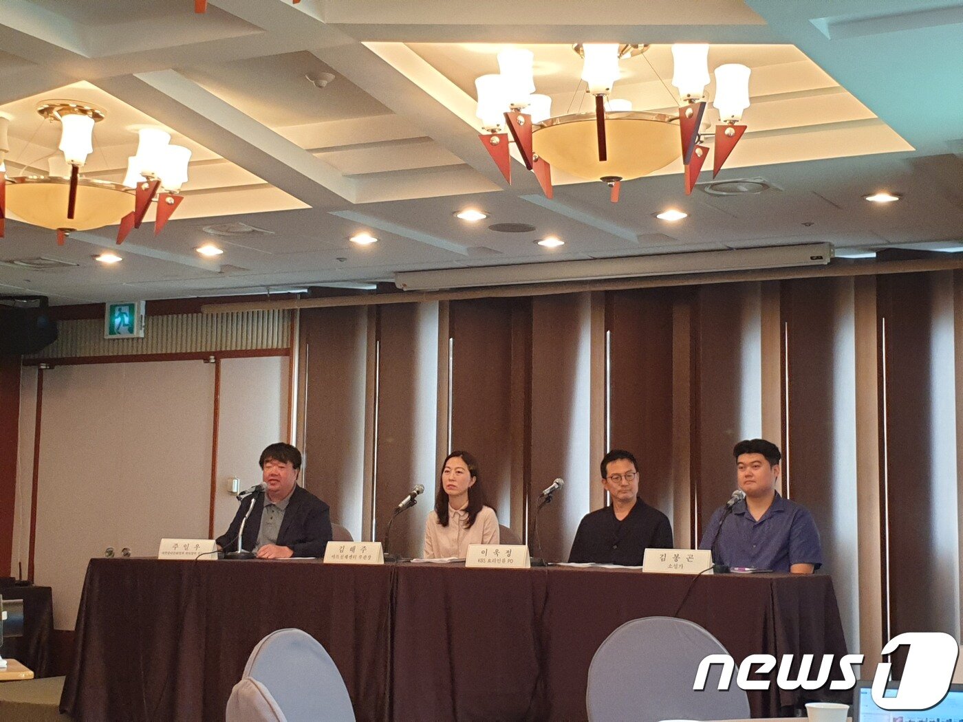 본문 이미지 - 주일우 대한출판문화협회 대외협력상무이사, 김해주 아트선재센터 부관장, 이욱정 KBS 요리인류 PD, 김봉곤 소설가(왼쪽부터).ⓒ 뉴스1