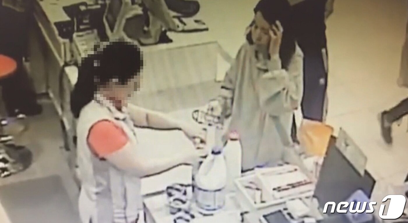 본문 이미지 - 2019년 6월 10일 제주동부경찰서는 &#39;전 남편 살인사건&#39; 피의자 고유정&#40;36&#41;이 지난달 28일 제주시 한 마트에서 범행도구로 추정되는 일부 물품을 환불하고 있는 모습이 찍힌 CCTV영상을 공개했다. 환불 물품은 표백제, 락스, 테이프 3개, 드라이버 공구세트, 청소용품 등으로 같은달 22일 구입한 물품의 일부다.&#40;제주동부경찰서 제공&#41;2019.6.10/뉴스1 ⓒ News1 이석형 기자