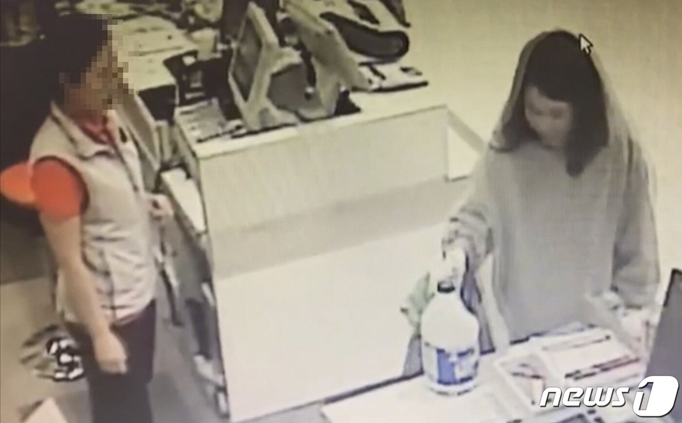 본문 이미지 - 10일 제주동부경찰서는 &#39;전 남편 살인사건&#39; 피의자 고유정&#40;36&#41;이 지난달 28일 제주시 한 마트에서 범행도구로 추정되는 일부 물품을 환불하고 있는 모습이 찍힌 CCTV영상을 공개했다. 경찰에 따르면 환불 물품은 표백제, 락스, 테이프 3개, 드라이버 공구세트, 청소용품 등으로 같은달 22일 구입한 물품의 일부다.&#40;제주동부경찰서 제공&#41;2019.6.10/뉴스1 ⓒ News1 이석형 기자