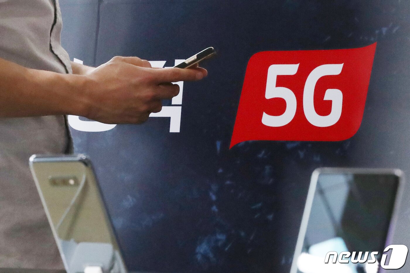 본문 이미지 - 5세대(5G) 이동통신 가입자가 상용화 1년만인 4월말 기준으로 633만 가입자를 돌파했다.2019.6.10/뉴스1 ⓒ News1 민경석 기자
