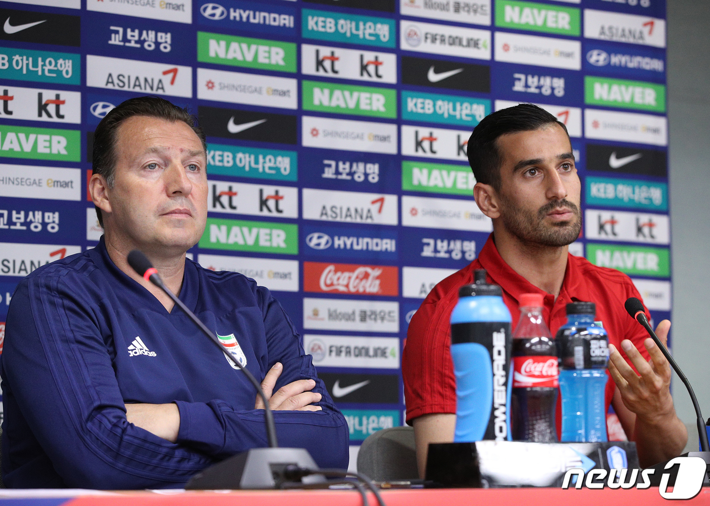 (서울=뉴스1) 신웅수 기자 = 마르크 빌모츠 이란 축구대표팀 감독과 에산 하지사피가 10일 오후 서울 마포구 서울월드컵경기장에서 한국전 공식 기자회견을 하고 있다.대한민국 축구대 …