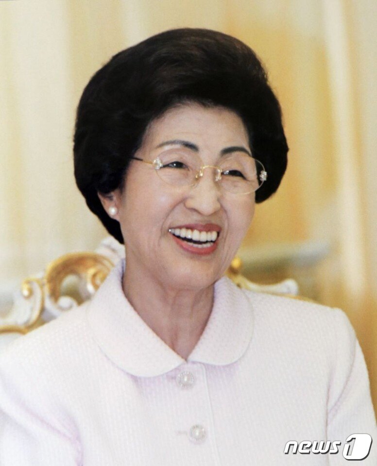 본문 이미지 - 고 김대중 전 대통령 부인이자 영원한 동반가인 이희호 여사가 10일 밤 향년97세로 별세했다. 이 여사는 그간 노환으로 서울 신촌세브란스병원에서 입원치료를 받아오다 이날 병세가 악화돼 오후 11시37분 끝내 눈을 감았다. (김대중평화센터 제공)2019.6.11/뉴스1