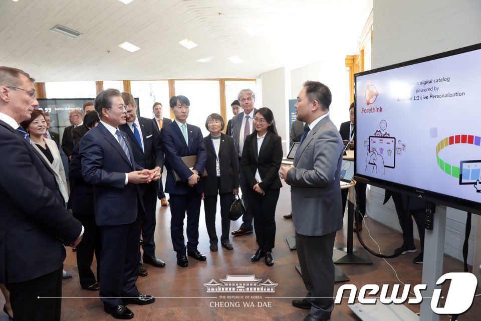 (서울=뉴스1) = 핀란드를 국빈 방문 중인 문재인 대통령이 10일 '유럽의 실리콘밸리'라 불리는 핀란드의 오타니에미 혁신 단지의 한인 스타트업 기업인 '포어씽크(Forethink …