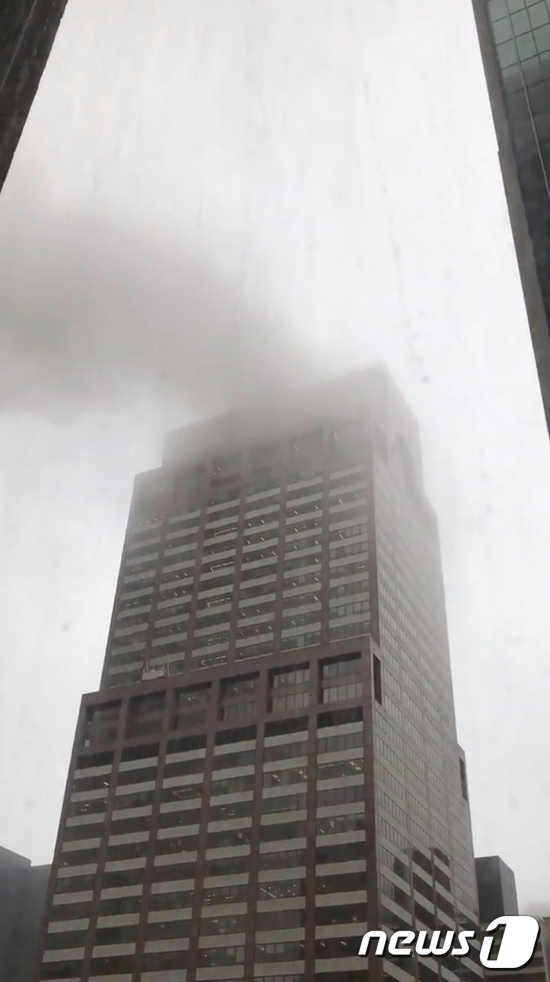 10일(현지시간) 헬기가 추락한 뉴욕 맨해튼 미드타운의 7번 애버뉴 787 빌딩. © 로이터=뉴스1