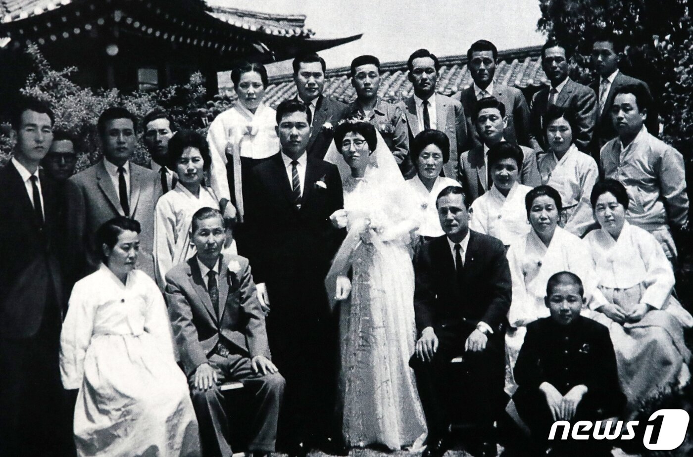 본문 이미지 - 고 김대중 전 대통령의 정치적 동지이자 인생의 반려자였던 이희호 여사가 지난 10일 97세의 일기로 별세했다. 이 여사는 11일 발표된 유지를 통해 "하늘나라에 가서 우리 국민을 위해, 민족의 평화통일을 위해 기도하겠다＂고 밝혔다. 사진은 서울 마포구 김대중도서관에 전시된 김대중 대통령과의 결혼식(1962년) 당시 사진. 2019.6.11/뉴스1 ⓒ News1 오대일 기자