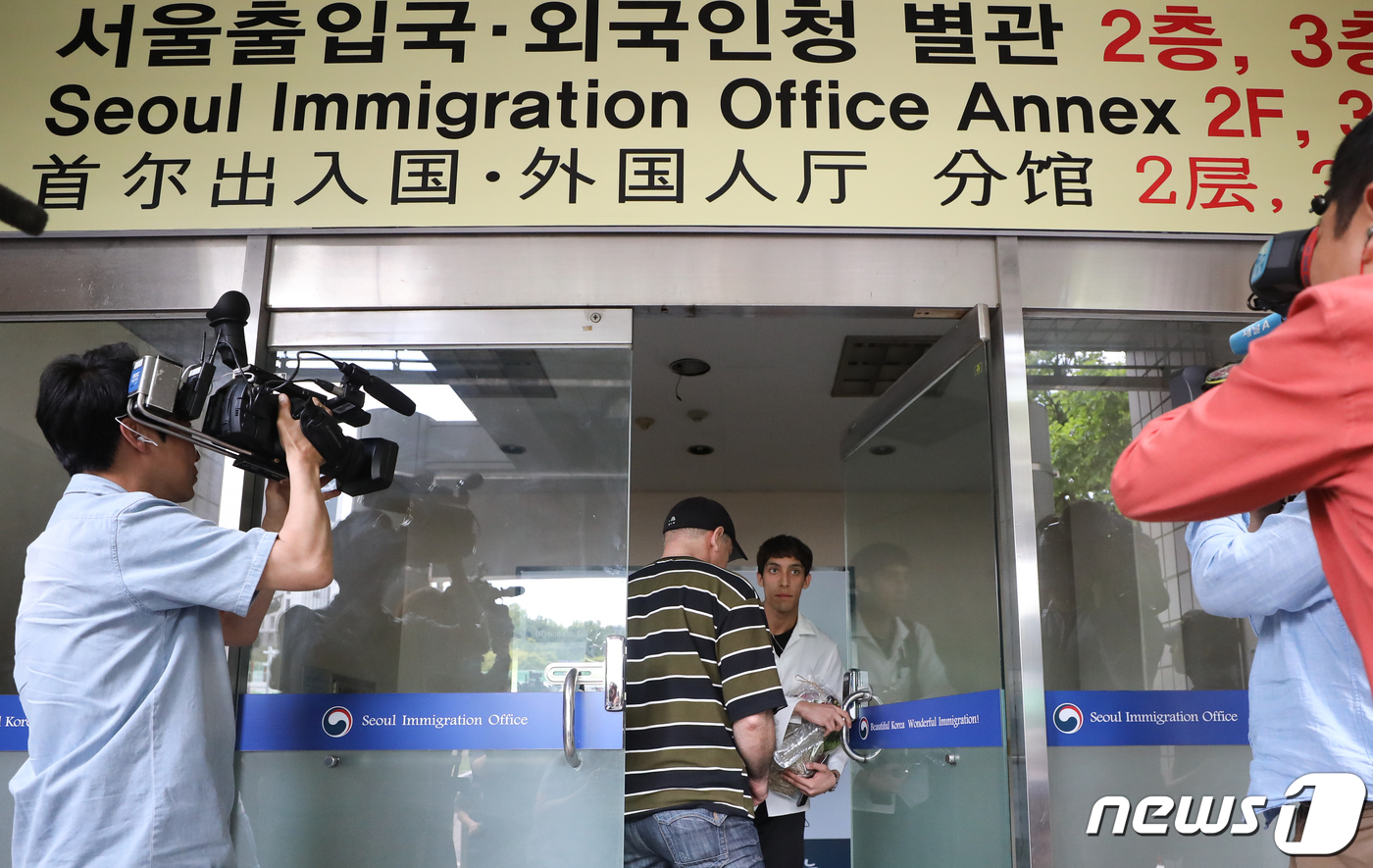 (서울=뉴스1) 허경 기자 = 이란 출신 김민혁군 아버지가 11일 난민 지위 재심사를 받기 위해 서울 양천구 서울출입외국인청 별관으로 들어가고 있다.  2019.6.11/뉴스1