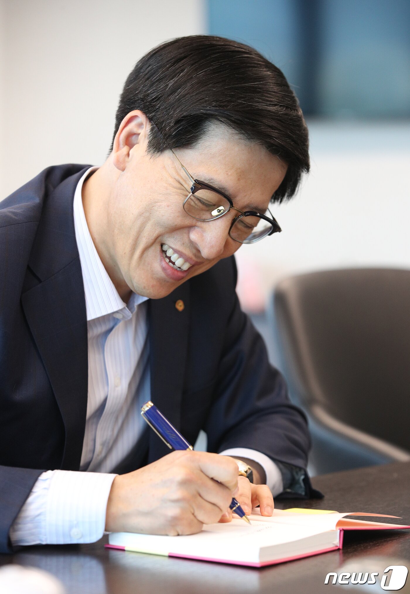 본문 이미지 - 김은수 한화갤러리아 대표이사가 14일 서울 영등포구 한화갤러리아에서 뉴스1과 인터뷰를 하고 있다. 2019.6.14/뉴스1 ⓒ News1 신웅수 기자