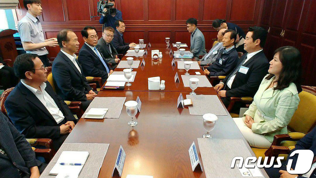 (고성=뉴스1) 하중천 기자 = 최문순 강원도지사(왼쪽 세 번째)가 11일 강원도 고성 파인리즈리조트에서 열린 강원경제인 한마음 대회에서 도내 경제인들과 경제정책에 대한 대응방안을 …