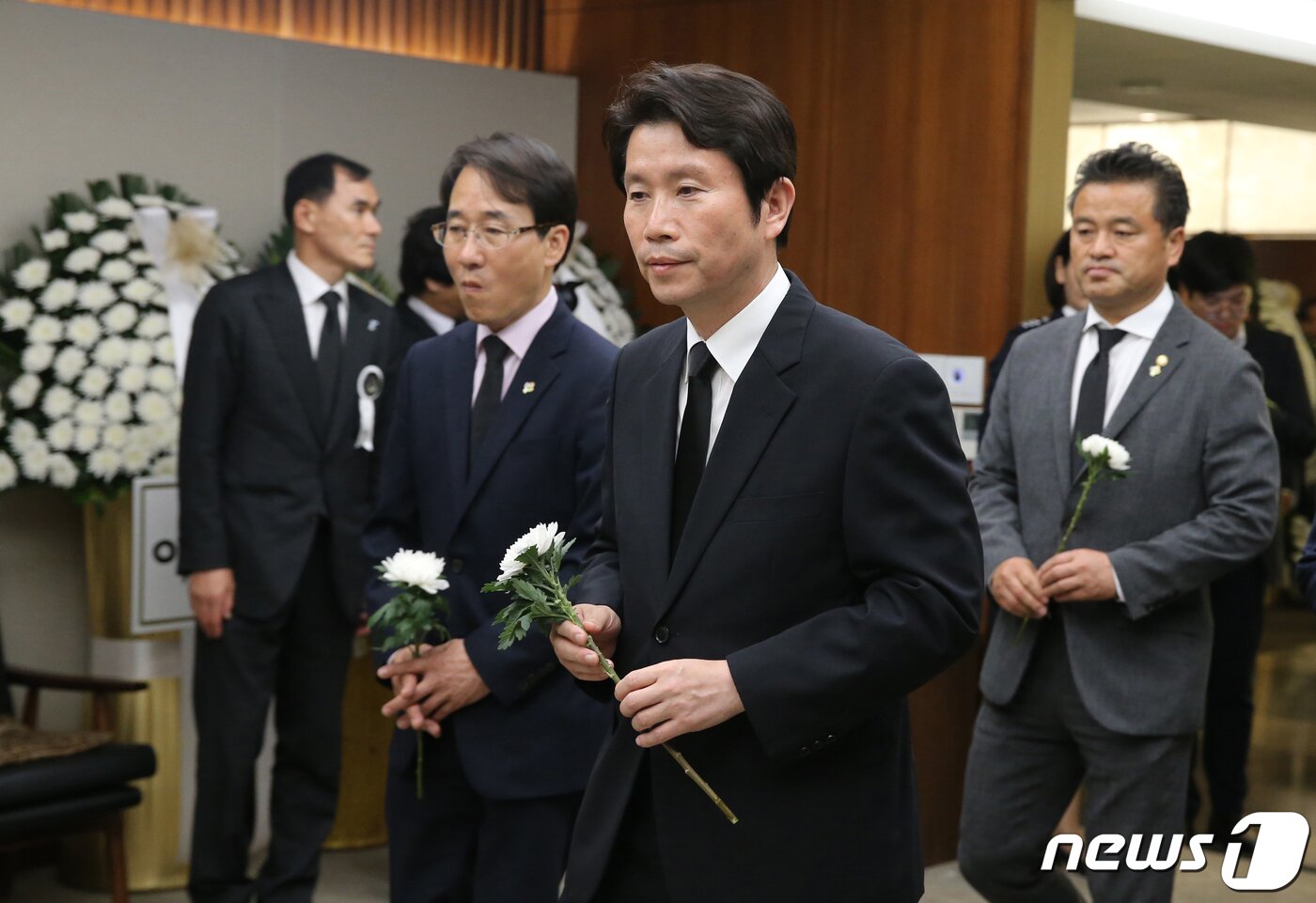 본문 이미지 - 이인영 더불어민주당 원내대표가 11일 서울 서대문구 신촌세브란스병원 장례식장에 마련된 고 이희호 여사의 빈소를 찾아 조문하고 있다. 2019.6.11/뉴스1 ⓒ News1 황기선 기자