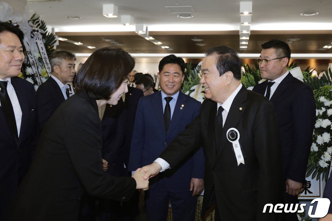 본문 이미지 - 나경원 자유한국당 원내대표와 문희상 국회의장이 11일 서울 서대문구 신촌세브란스병원 장례식장에 마련된 고 이희호 여사의 빈소 조문을 마치고 악수를 하고 있다. 2019.6.11/뉴스1 ⓒ News1 황기선 기자