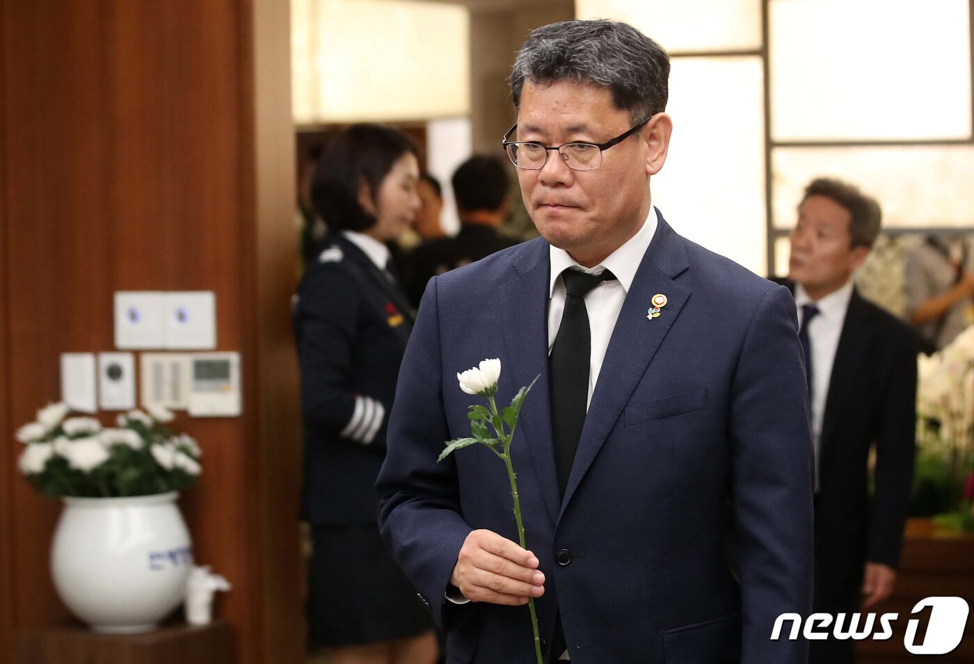 본문 이미지 - 김연철 통일부 장관이 11일 서울 서대문구 신촌세브란스병원 장례식장에 마련된 고 이희호 여사의 빈소를 찾아 조문을 마치고 김홍업 전 의원과 인사를 나누고 있다. 2019.6.11/뉴스1 ⓒ News1 황기선 기자