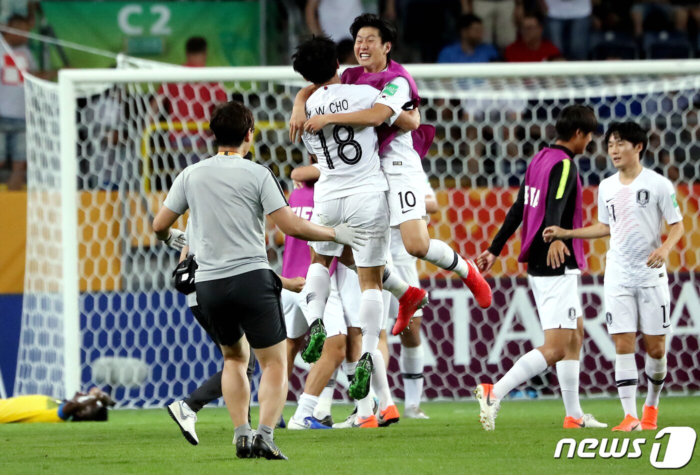 본문 이미지 - 11일 오후(현지시간) 폴란드 아레나 루블린에서 열린 '2019 국제축구연맹(FIFA) U-20 월드컵' 4강전 대한민국과 에콰도르의 경기에서 1:0으로 에콰도르를 꺾고 사상 첫 결승에 진출한 U-20 대표팀 선수들이 그라운드에서 기뻐하고 있다. 대표팀은 이탈리아를 꺾고 결승에 선착한 우크라이나와 오는 16일 우치에서 결승전을 펼친다. 2019.6.12/뉴스1 ⓒ News1 박정호 기자