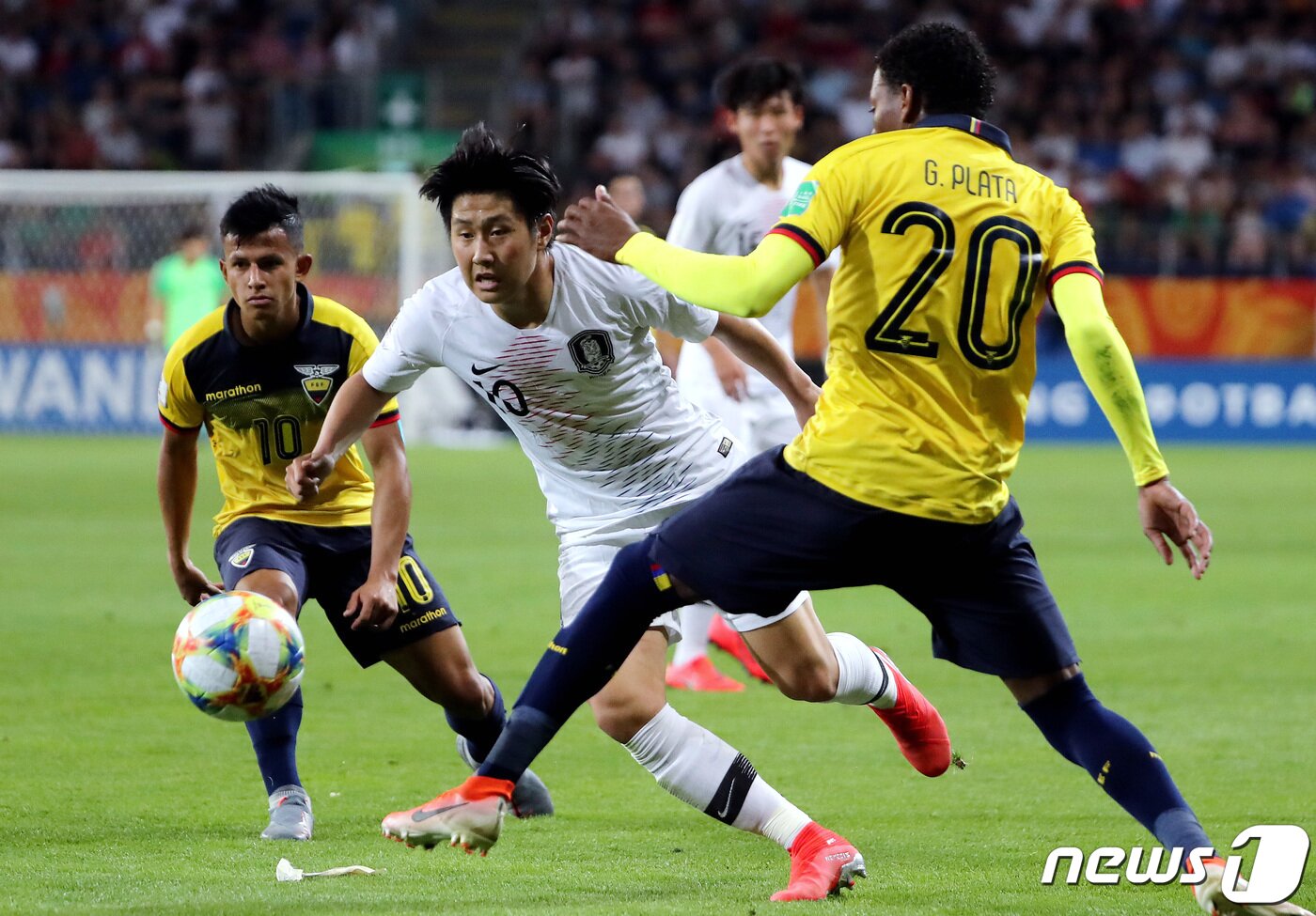 본문 이미지 - 11일 오후(현지시간) 폴란드 아레나 루블린에서 열린 '2019 국제축구연맹(FIFA) U-20 월드컵' 4강전 대한민국과 에콰도르의 경기에서 이강인 선수가 상대 선수 사이로 드리블 돌파하고 있다.  2019.6.12/뉴스1 ⓒ News1 박정호 기자