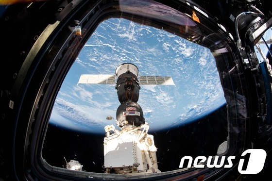 지난 3월15일(현지시간) 국제우주정거장(ISS)에 도킹한 러시아 우주선 소유즈 MS-12. © AFP=뉴스1
