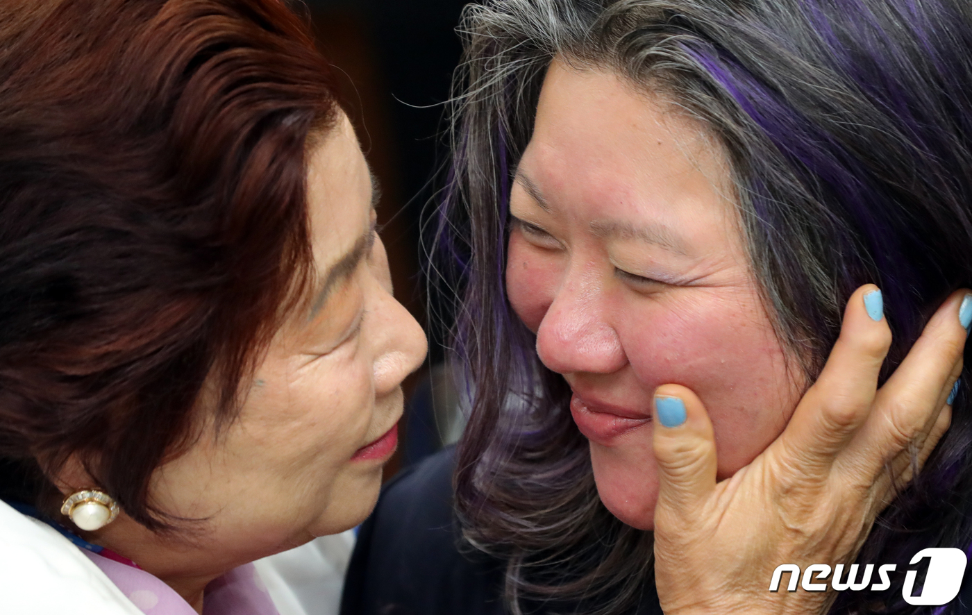 (전주=뉴스1) 문요한 기자 = 44년만에 딸을 만난 서안식(70)씨가 12일 오전 전북 전주시 전북경찰청에서 미국으로 입양되었던 조미선(45, 미국이름 Maelyn ritter) …