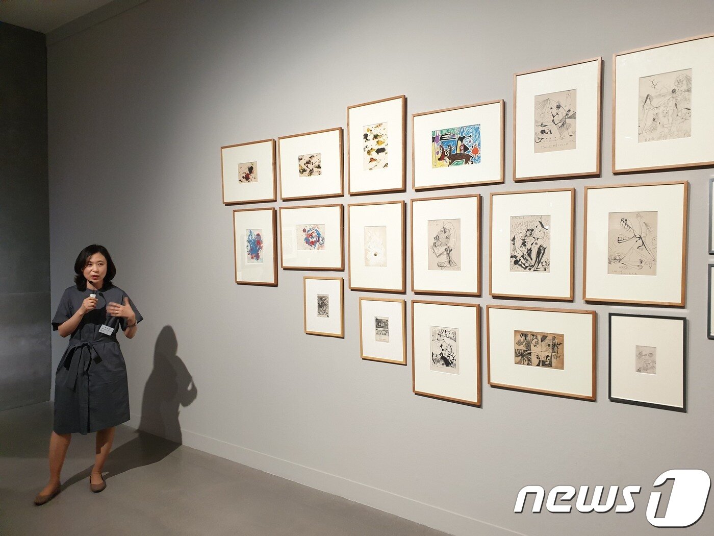 본문 이미지 - 박수진 학예연구관이 곽인식 작가의 작품에 대해 소개하고 있다.ⓒ 뉴스1 이기림 기자