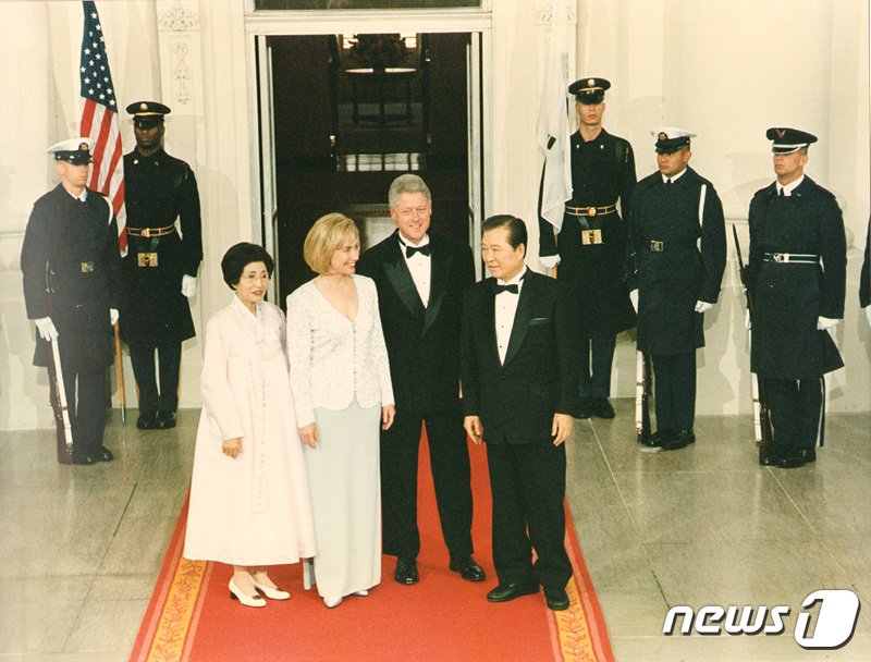 본문 이미지 - 재임 당시의 클린턴.  사진은 김대중 전 대통령 내외와 클린턴 부부가 백악관 만찬에 앞서 함께 한 모습. (김대중평화센터 제공)/뉴스1