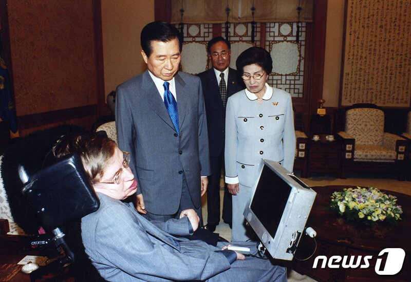 본문 이미지 - 김대중평화센터가 12일 고 김대중 전 대통령의 부인 이희호 여사의 생전 모습을 공개했다. 1999년 청와대를 찾은 영국의 이론물리학자 고 스티븐 호킹 박사가 고 김 전 대통령 내외와 면담하고 있다. (김대중평화센터 제공) 2019.6.12/뉴스1