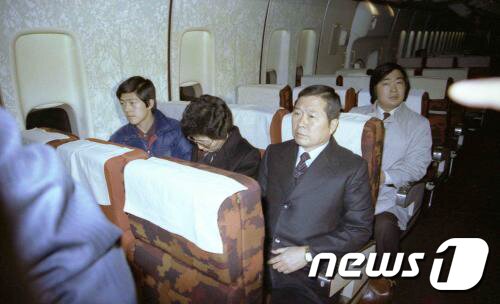 본문 이미지 - 김대중평화센터가 12일 고 김대중 전 대통령의 부인 이희호 여사의 생전 모습을 공개했다. 사진은 1982년 전두환 정권 당시 이 여사와 김 전 대통령이 미국 망명길에 올라 일반승객이 전혀 없는 노스웨스트 항공기에서 이륙을 기다리는 모습.(김대중평화센터 제공) 2019.6.12/뉴스1