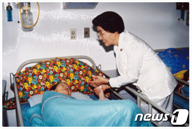 (서울=뉴스1) = 김대중평화센터가 12일 고 김대중 전 대통령의 부인 이희호 여사의 생전 모습을 공개했다.사진은 2000년 이 여사가 영부인으로는 처음으로 소록도를 방문해 한센인 …