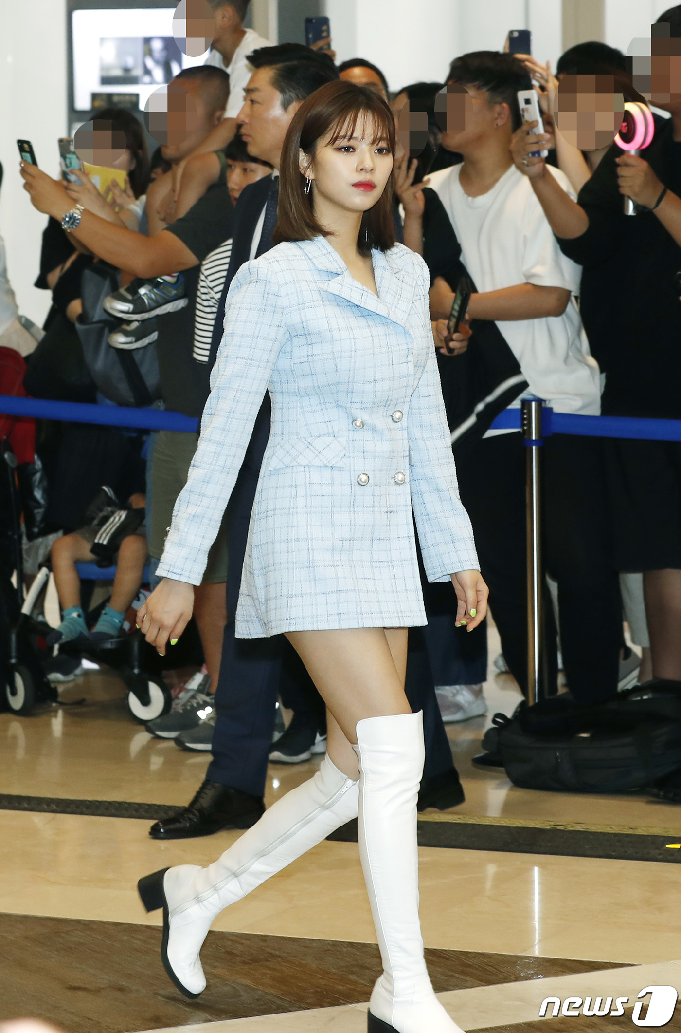 (서울=뉴스1) 권현진 기자 = 그룹 트와이스(Twice)의 정연이 12일 오후 서울 강남구 삼성동의 한 복합쇼핑몰에서 열린 팬 사인회에 참석하고 있다. 2019.6.12/뉴스