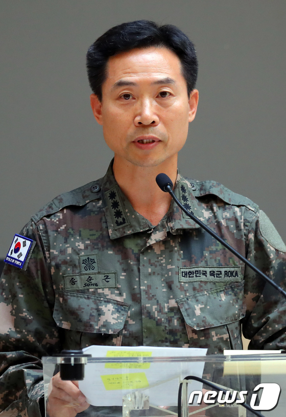 허블레아니호 인양·수색 브리핑하는 송순근 국방무관