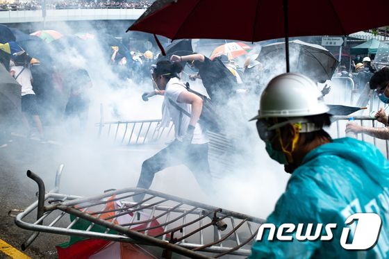 시위대가 최루탄을 피해 달아 나고 있다. © AFP=뉴스1