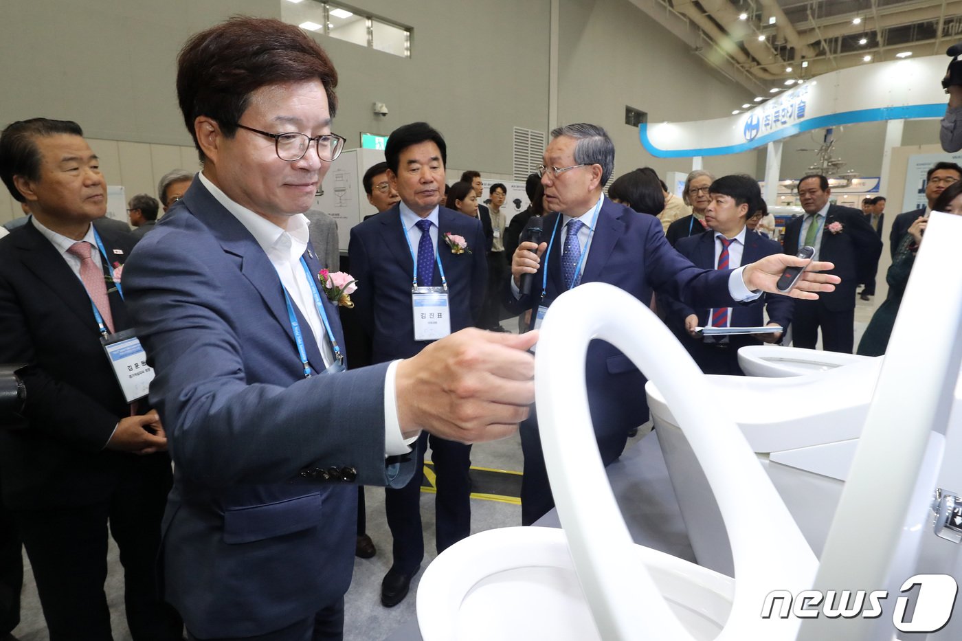 본문 이미지 - 13일 오전 경기도 수원시 영통구 수원컨벤션센터에서 개막한 제1회 수원국제 하수처리 및 화장실 박람회에서 염태영 수원시장과 참석자들이 각종 변기를 살펴보고 있다. 2019.6.13/뉴스1 ⓒ News1 조태형 기자